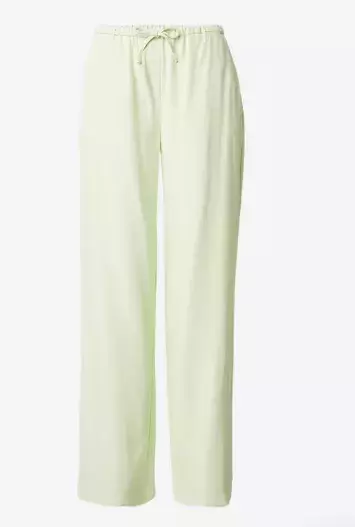 Šifon a tyl: Jak nosit jemné trendy látky jara 2025