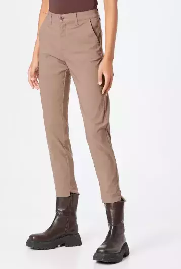 Letošní jaro volá po hnědých sukních a kalhotách