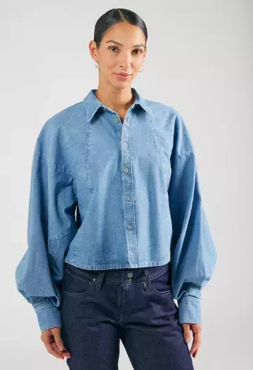 Klasické džíny? Už nikdy víc. Na jaře 2025 se nosí všechno jiné než klasika