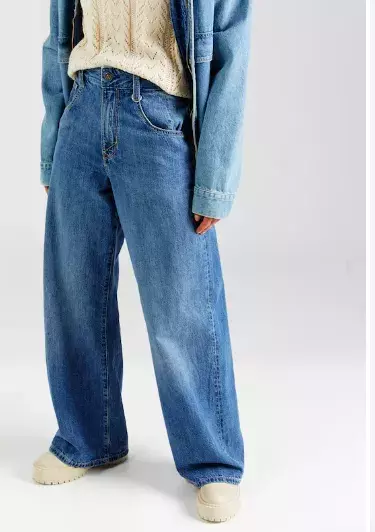 Barrel džíny nahradily rovné nohavice