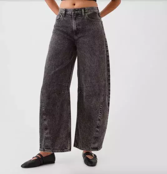 Barrel džíny nahradily rovné nohavice