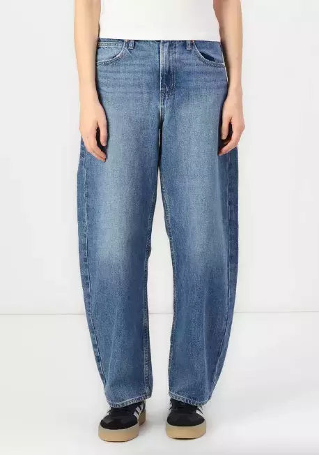 Barrel džíny nahradily rovné nohavice