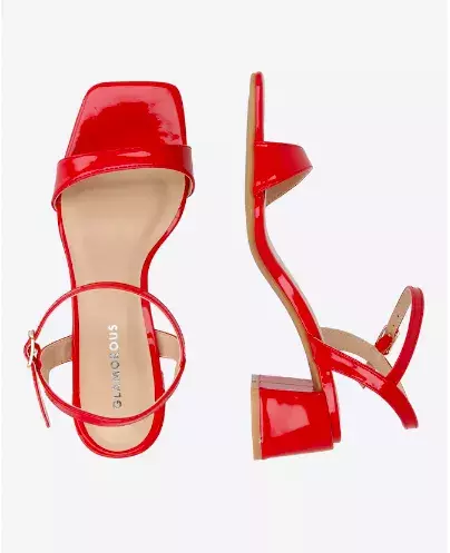 Nudí vás bílá? Pak obujte boty v jedné z trendy barev roku 2025