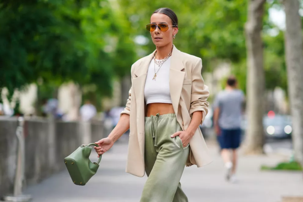 žena v pistáciovém outfitu