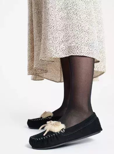 Rozepnutá košile i bílé ponožky do černých mokasínů