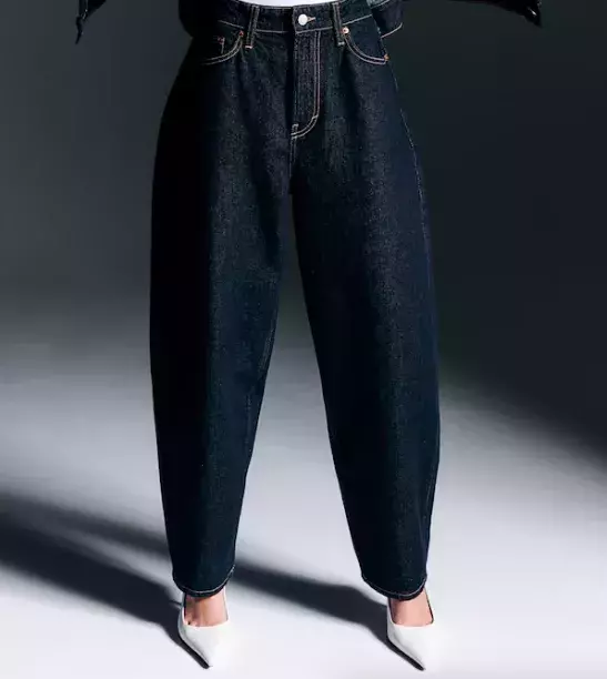 Barrel džíny nahradily rovné nohavice