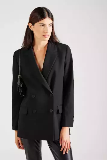 Volná saka a kalhoty hlásí návrat k čistým liniím. Přivítejte jaro pohodlně a stylově