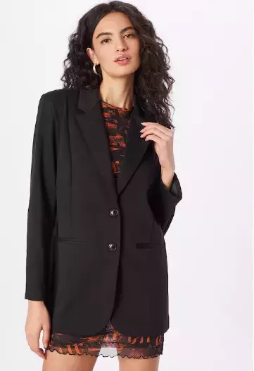 Volná saka a kalhoty hlásí návrat k čistým liniím. Přivítejte jaro pohodlně a stylově