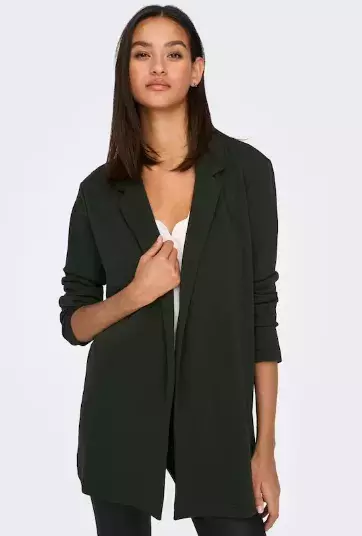 Volná saka a kalhoty hlásí návrat k čistým liniím. Přivítejte jaro pohodlně a stylově