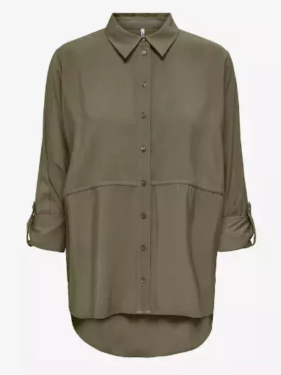 Rozepnutá košile i bílé ponožky do černých mokasínů