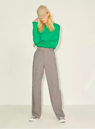 Volná saka a kalhoty hlásí návrat k čistým liniím. Přivítejte jaro pohodlně a stylově