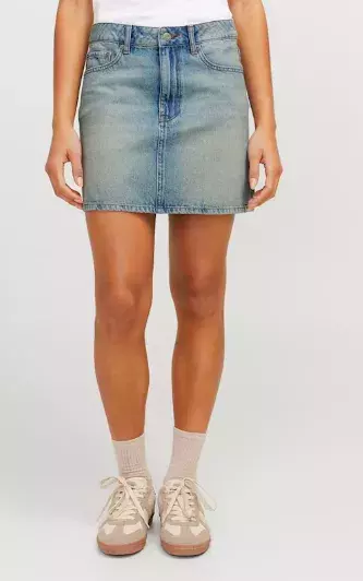 Klasické džíny? Už nikdy víc. Na jaře 2025 se nosí všechno jiné než klasika