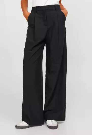 Volná saka a kalhoty hlásí návrat k čistým liniím. Přivítejte jaro pohodlně a stylově