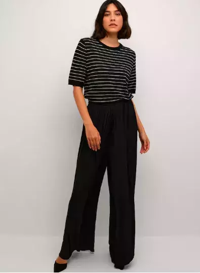 Volná saka a kalhoty hlásí návrat k čistým liniím. Přivítejte jaro pohodlně a stylově