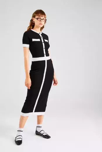 Úpletové šaty jako trend roku 2025