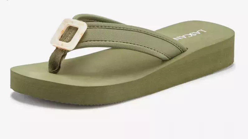 Nudí vás bílá? Pak obujte boty v jedné z trendy barev roku 2025