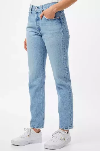 Zkrácené nebo až na zem. Správné délce džínů je třeba naslouchat