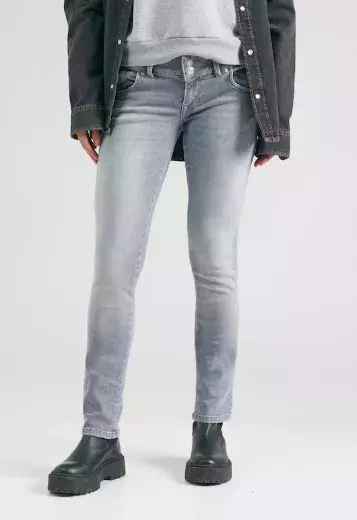 Zkrácené nebo až na zem. Správné délce džínů je třeba naslouchat