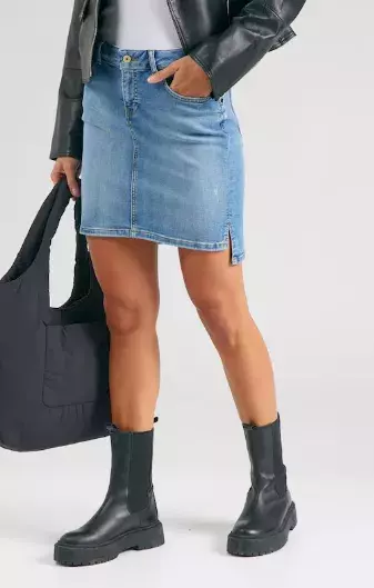 Klasické džíny? Už nikdy víc. Na jaře 2025 se nosí všechno jiné než klasika