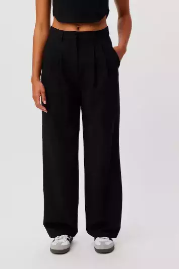 Volná saka a kalhoty hlásí návrat k čistým liniím. Přivítejte jaro pohodlně a stylově