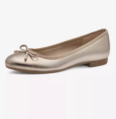 Nudí vás bílá? Pak obujte boty v jedné z trendy barev roku 2025