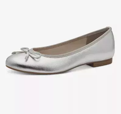 Nudí vás bílá? Pak obujte boty v jedné z trendy barev roku 2025