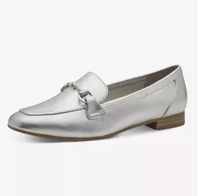 Nudí vás bílá? Pak obujte boty v jedné z trendy barev roku 2025