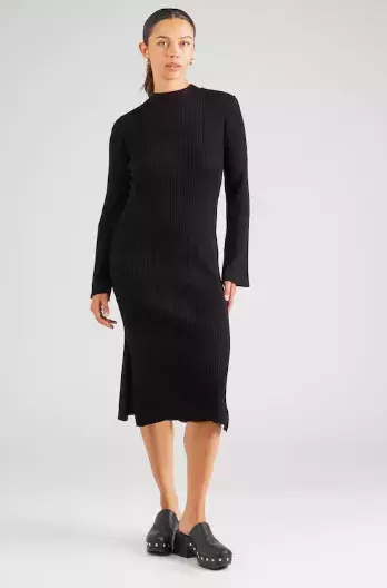 Úpletové šaty jako trend roku 2025