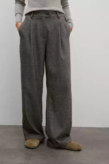 Volná saka a kalhoty hlásí návrat k čistým liniím. Přivítejte jaro pohodlně a stylově