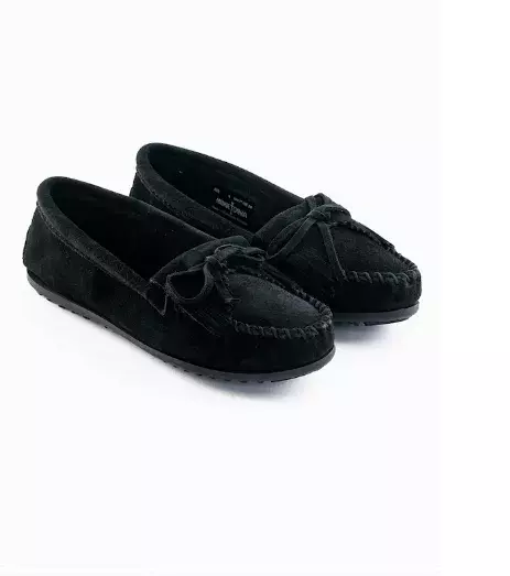 Rozepnutá košile i bílé ponožky do černých mokasínů