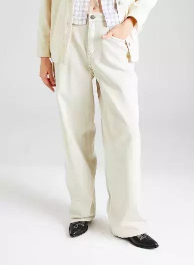 Klasické džíny? Už nikdy víc. Na jaře 2025 se nosí všechno jiné než klasika