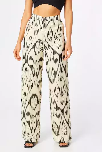 Šifon a tyl: Jak nosit jemné trendy látky jara 2025