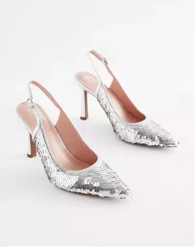 Nudí vás bílá? Pak obujte boty v jedné z trendy barev roku 2025