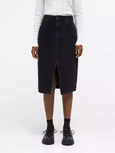 Klasické džíny? Už nikdy víc. Na jaře 2025 se nosí všechno jiné než klasika