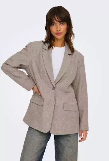 Volná saka a kalhoty hlásí návrat k čistým liniím. Přivítejte jaro pohodlně a stylově