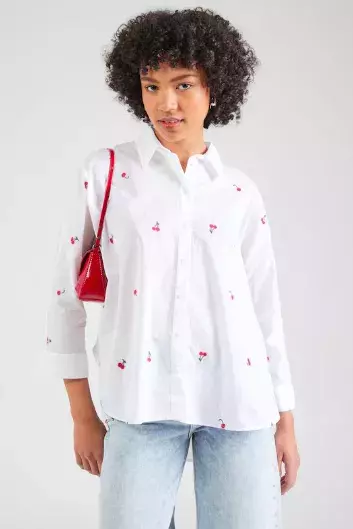 Rozepnutá košile i bílé ponožky do černých mokasínů