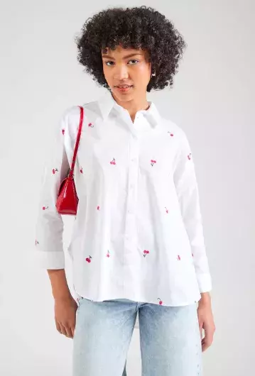 Rozepnutá košile i bílé ponožky do černých mokasínů