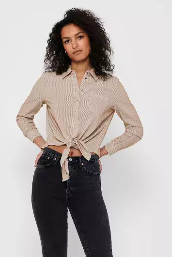 Rozepnutá košile i bílé ponožky do černých mokasínů