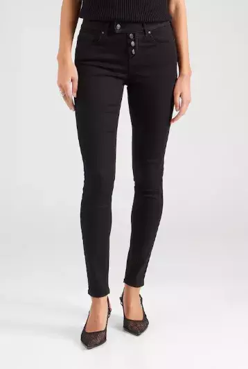 Zkrácené nebo až na zem. Správné délce džínů je třeba naslouchat