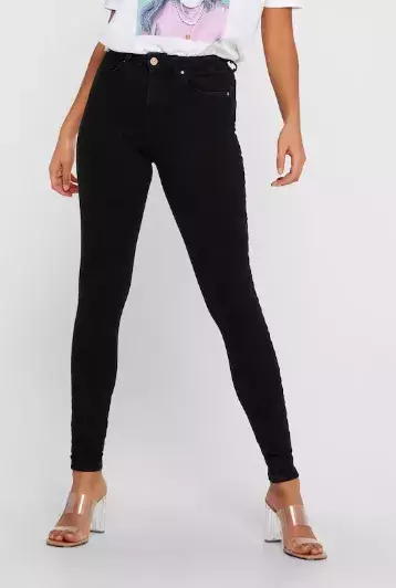 Zkrácené nebo až na zem. Správné délce džínů je třeba naslouchat