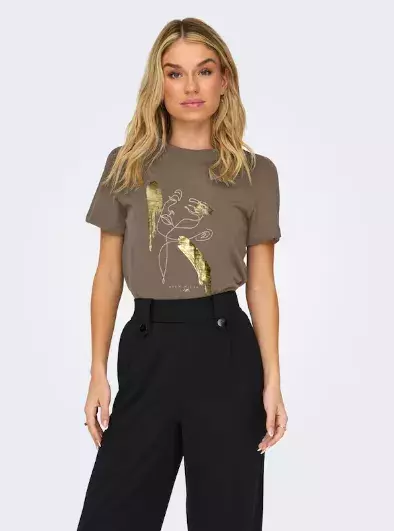 Čím nahradit výstřih do V u žen 60+