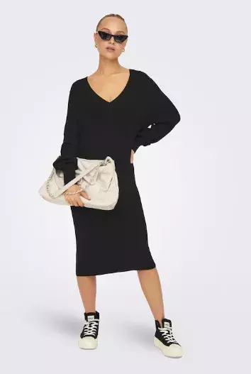 Úpletové šaty jako trend roku 2025