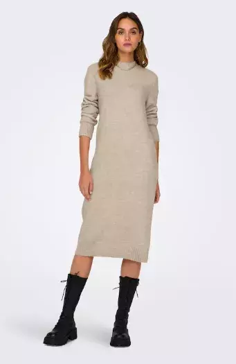 Úpletové šaty jako trend roku 2025