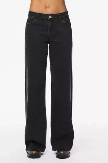 Zkrácené nebo až na zem. Správné délce džínů je třeba naslouchat