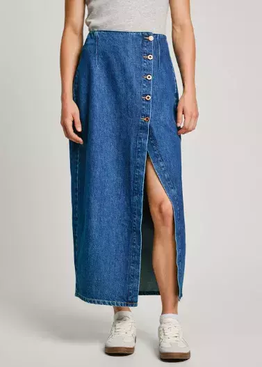 Klasické džíny? Už nikdy víc. Na jaře 2025 se nosí všechno jiné než klasika