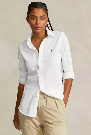 Rozepnutá košile i bílé ponožky do černých mokasínů