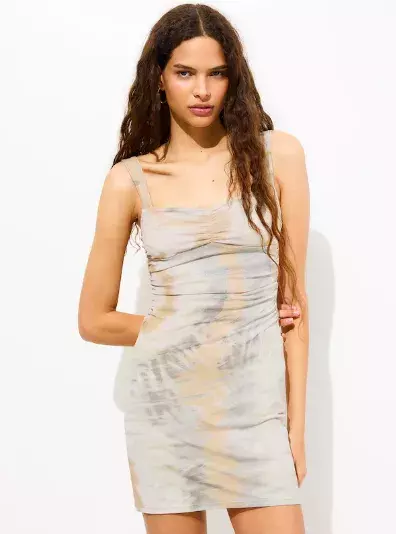 Šifon a tyl: Jak nosit jemné trendy látky jara 2025