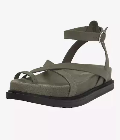 Nudí vás bílá? Pak obujte boty v jedné z trendy barev roku 2025