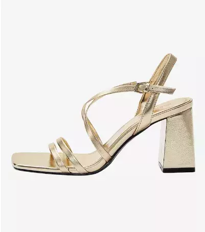 Nudí vás bílá? Pak obujte boty v jedné z trendy barev roku 2025