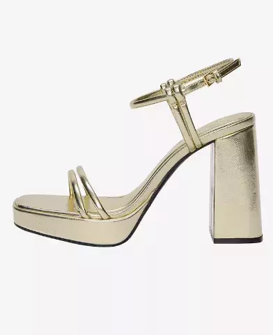 Nudí vás bílá? Pak obujte boty v jedné z trendy barev roku 2025